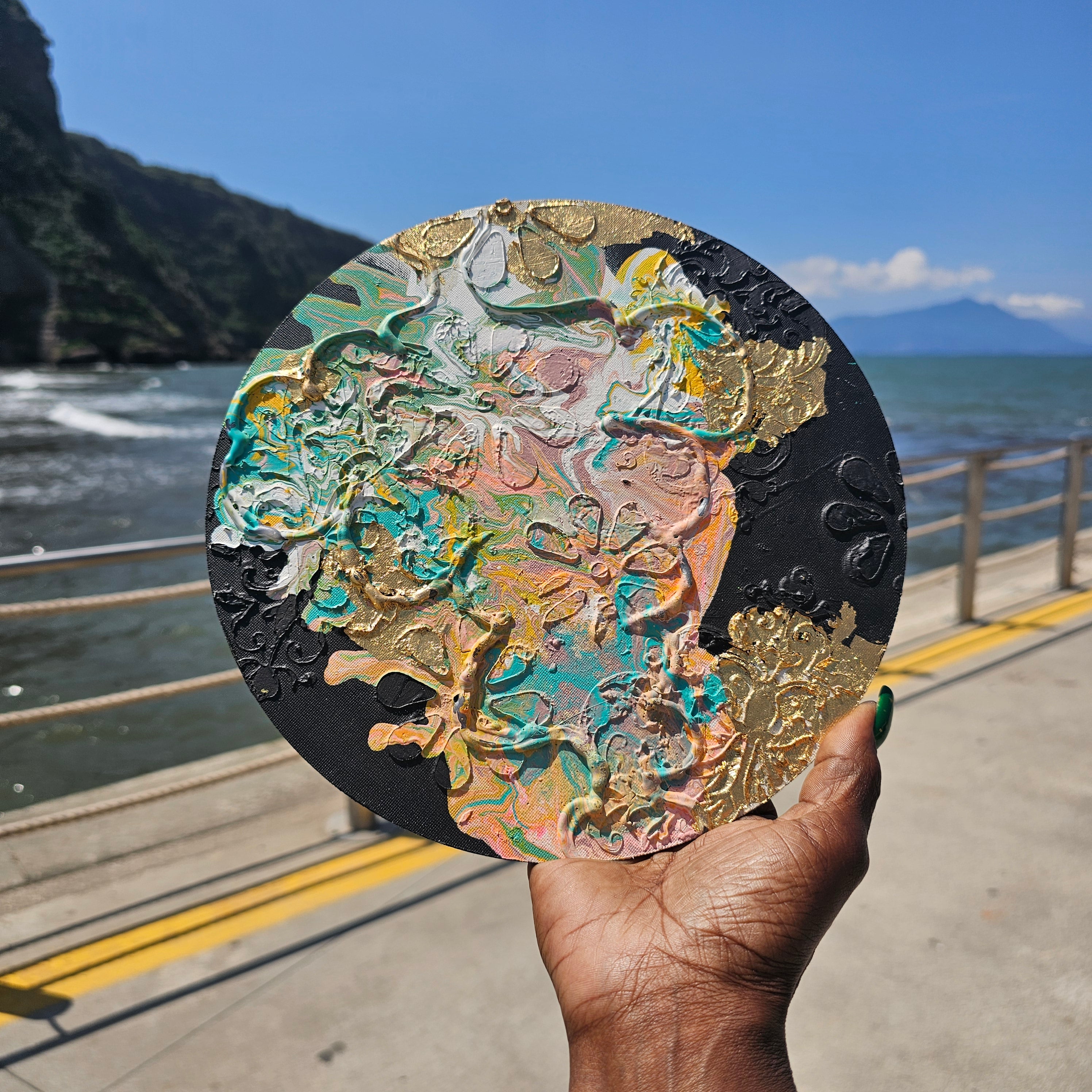 Quadro Tondo 70s Groove: Arte Fluida e Oro | Eclectic Nomad Wares