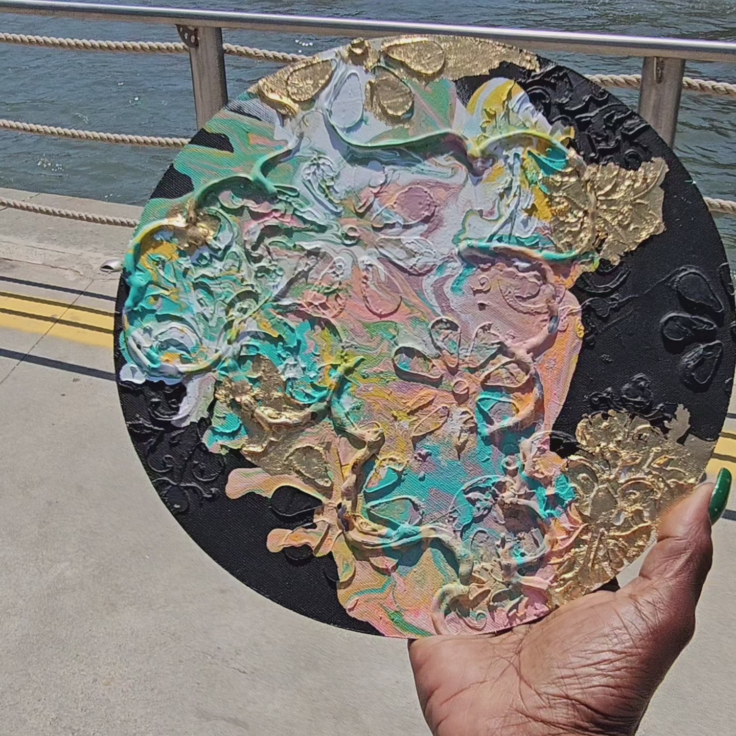 Quadro Tondo 70s Groove: Arte Fluida e Oro | Eclectic Nomad Wares